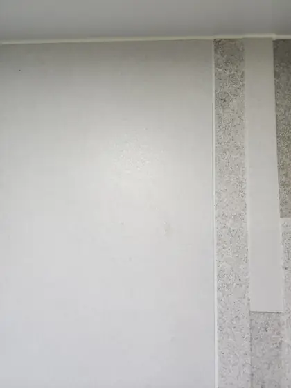 유리 파티션 철거 — 레일이 있던 모서리가 정리된 벽